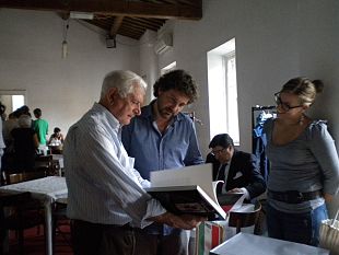 b107041631-pieraccioni-gira-a-lucca-il-sindaco-favilla-visita-il-set